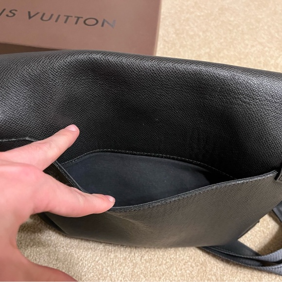 Louis Vuitton - Mens Messenger - Roman - Picture 7 of 13